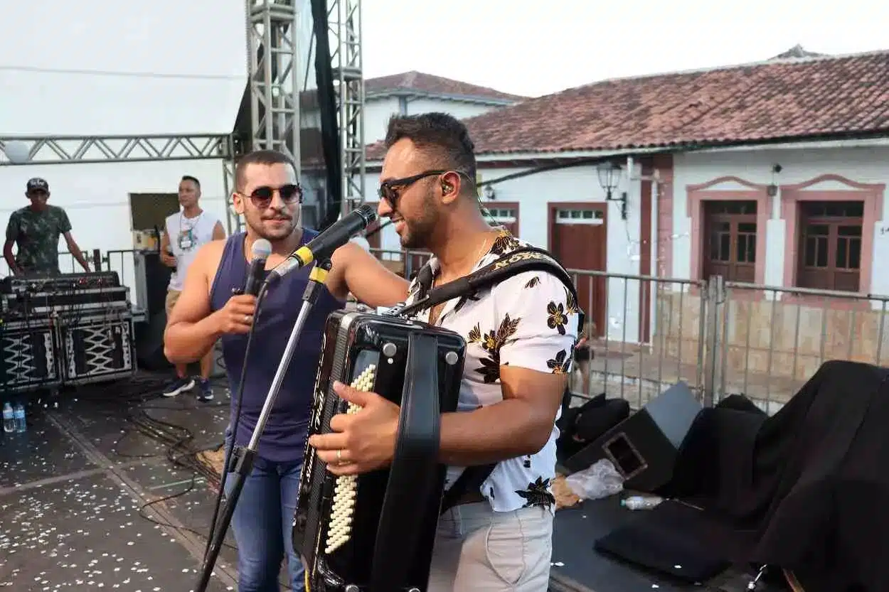 Apresentação de forró e sertanejo na Praça da Sé, depois do desfile da Banda dos Farrapos