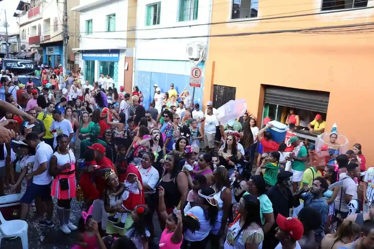 Desde o início da tarde, a Banda dos Farrapos atraiu foliões e foliãs para a tradicional concentração na Rua Wenceslau Braz, com muita animação