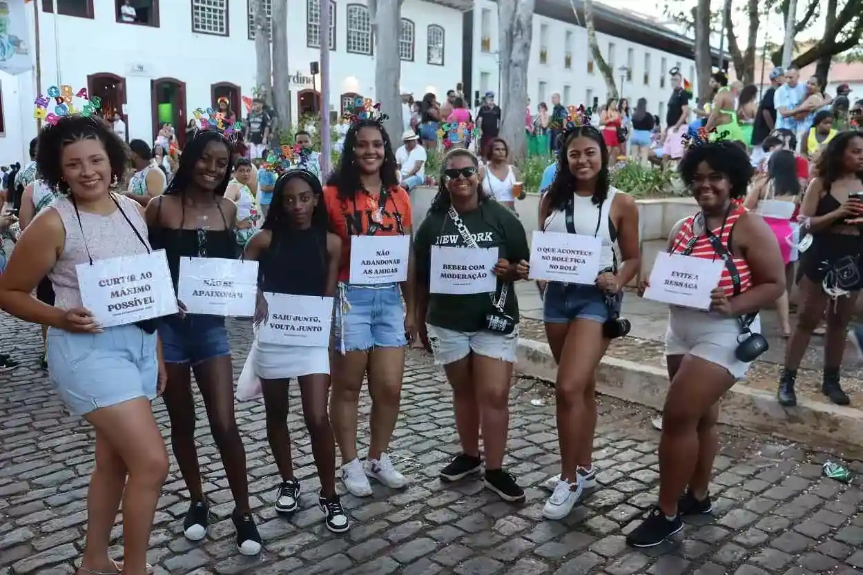 Grupo de foliãs transmitindo mensagens de conscientização no desfile da Banda dos Farrapos