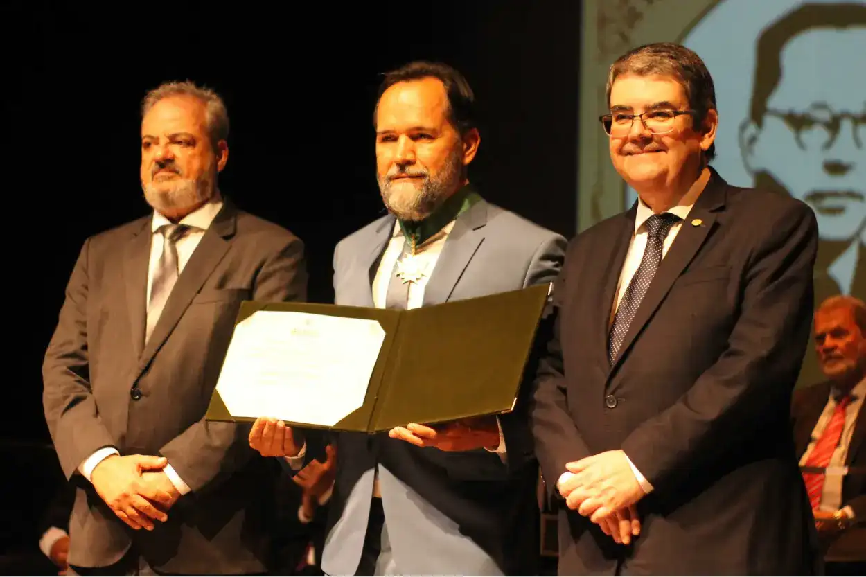 Momentos de entrega da Medalha Pedro Aleixo.
