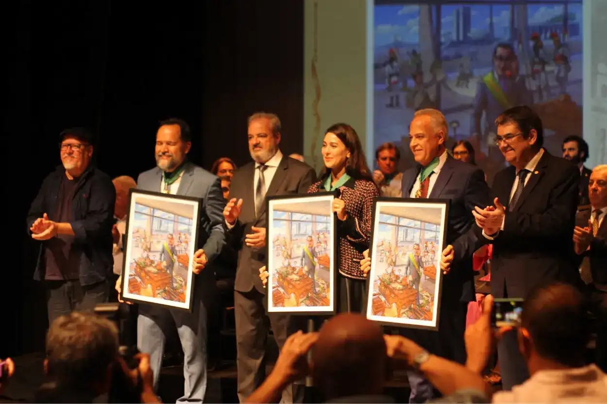 Momentos de entrega da Medalha Pedro Aleixo.