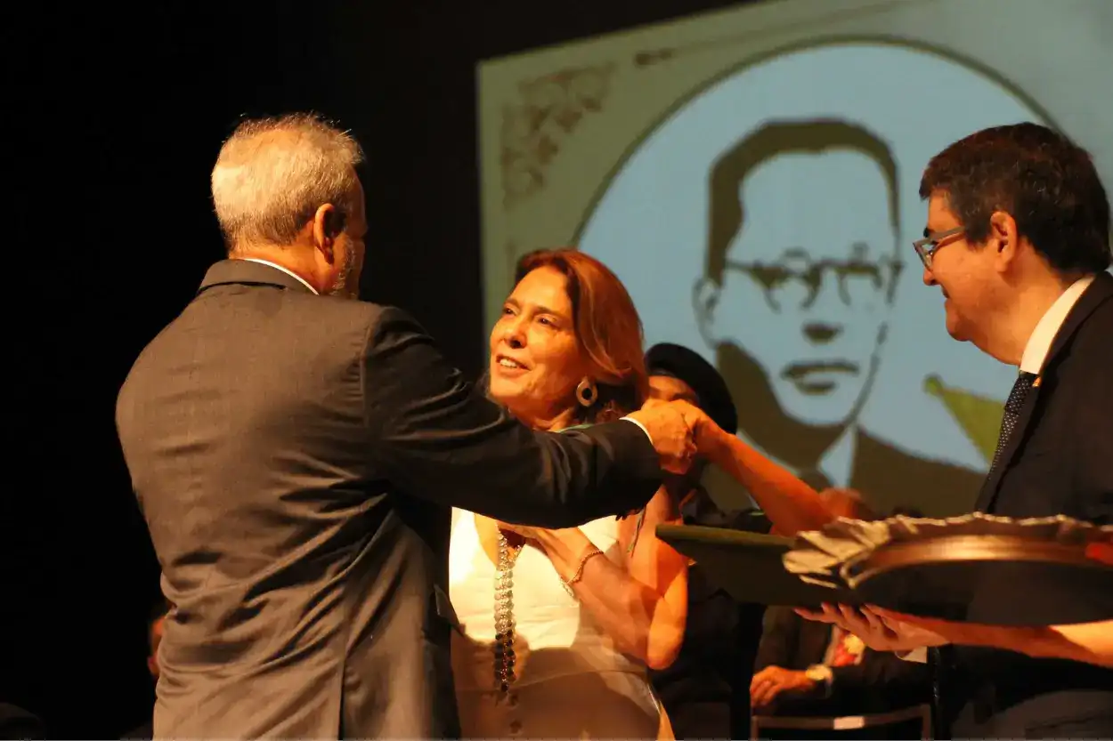 Momentos de entrega da Medalha Pedro Aleixo.