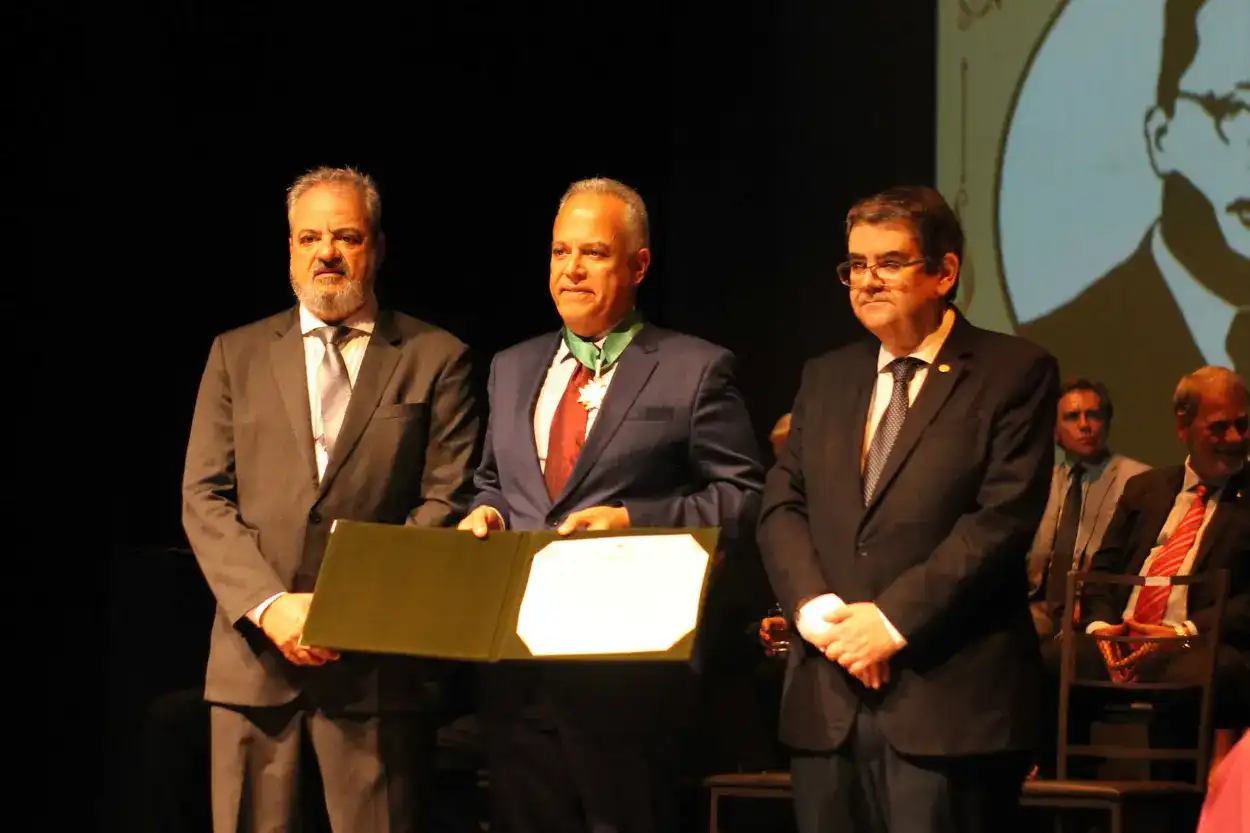 Momentos de entrega da medalha. Foto: Marina Ferreira/Agência Primaz
