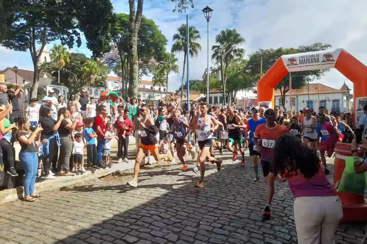 A largada da 39ª Corrida da Ressaca aconteceu às 9h, na Praça Gomes Freire (Jardim), que também foi o ponto de chegada – Foto: Luiz Loureiro/Agência Primaz
