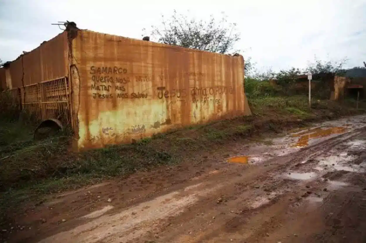 Aspectos da destruição causada pelo rompimento da barragem de Fundão, propriedade da Samarco, controlada pela Vale e BHP, no distrito de Bento Rodrigues