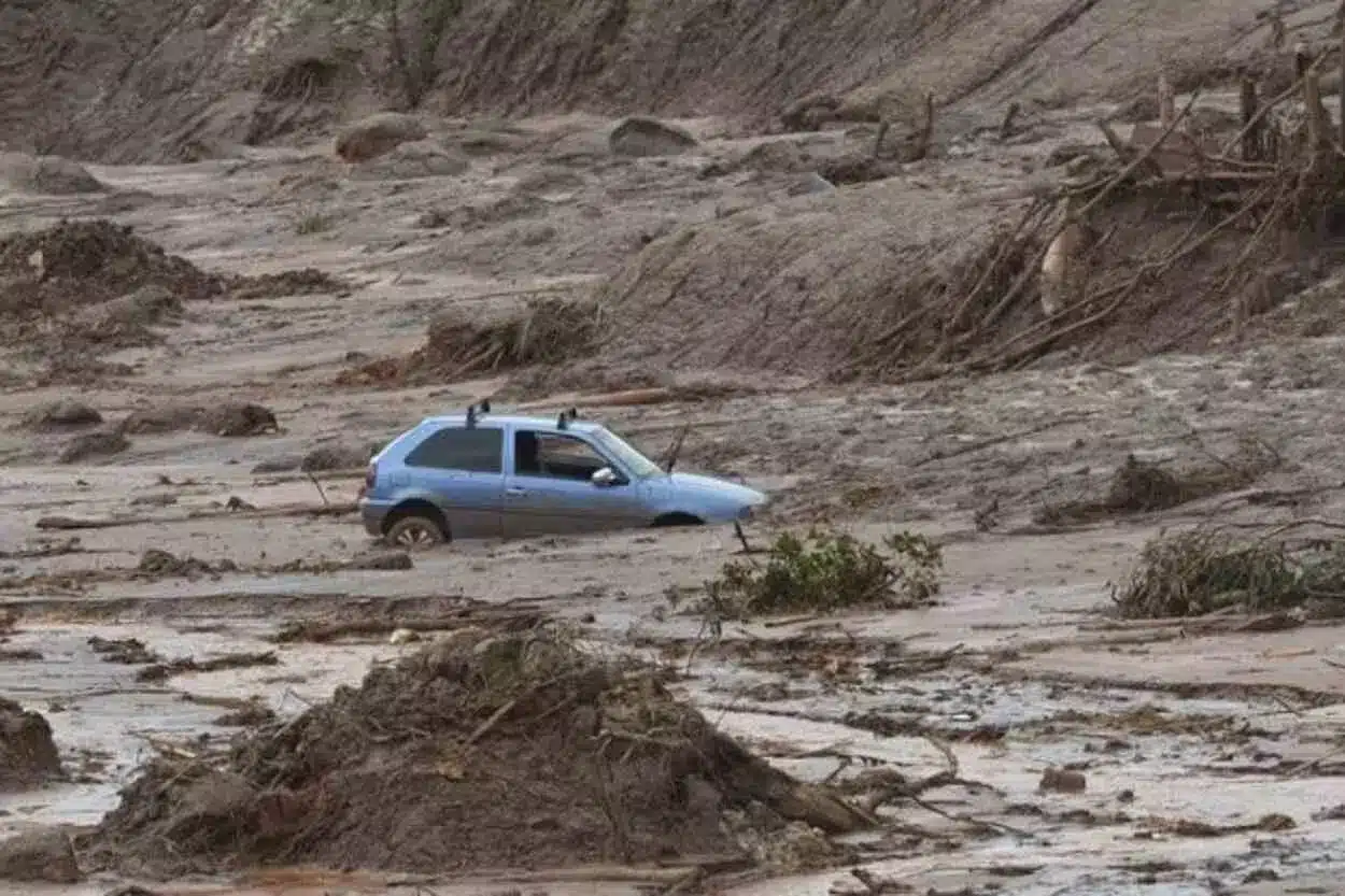 Aspectos da destruição causada pelo rompimento da barragem de Fundão, propriedade da Samarco, controlada pela Vale e BHP, no distrito de Bento Rodrigues