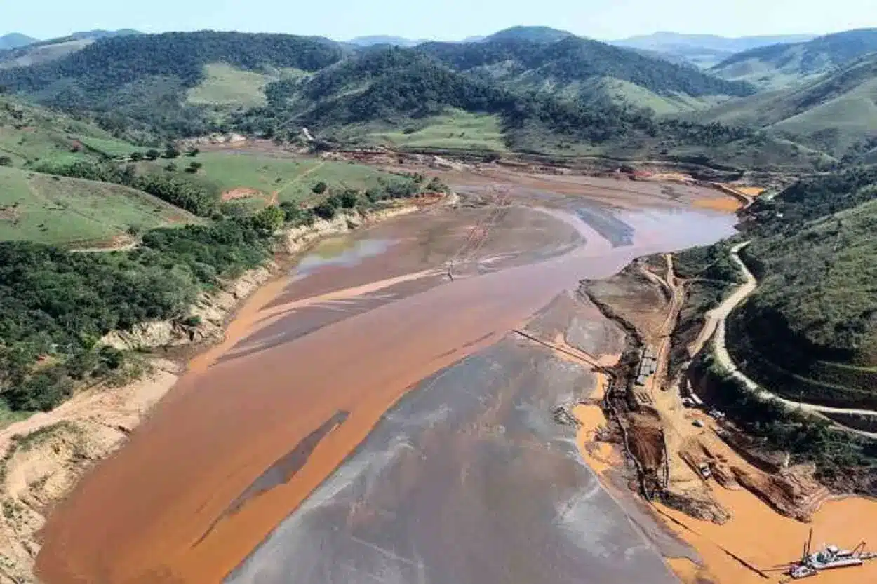 Situação da Hidrelétrica Risoleta, após o acúmulo da lama proveniente do rompimento da barragem de Fundão