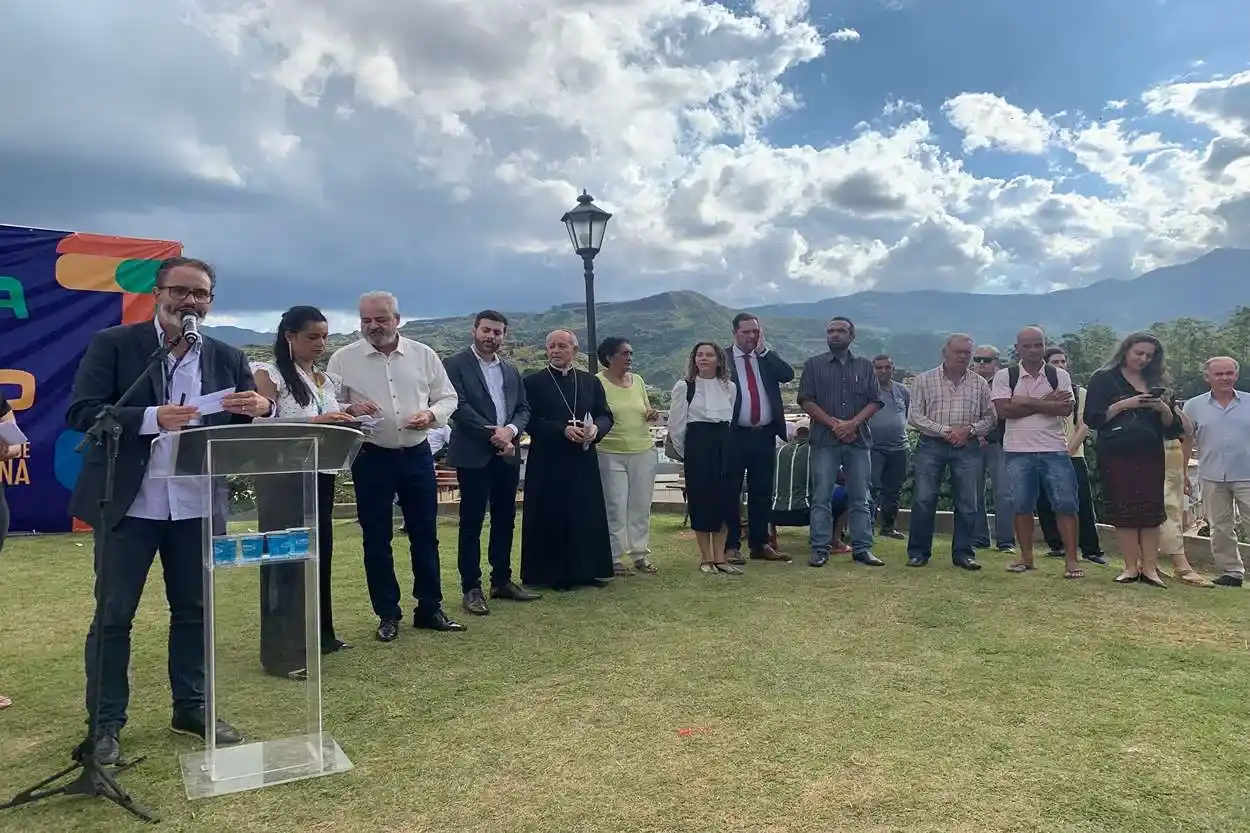 Autoridades municipais, estaduais e federais marcaram presença na cerimônia de entrega das obras do Largo e da Capela de Santo Antônio