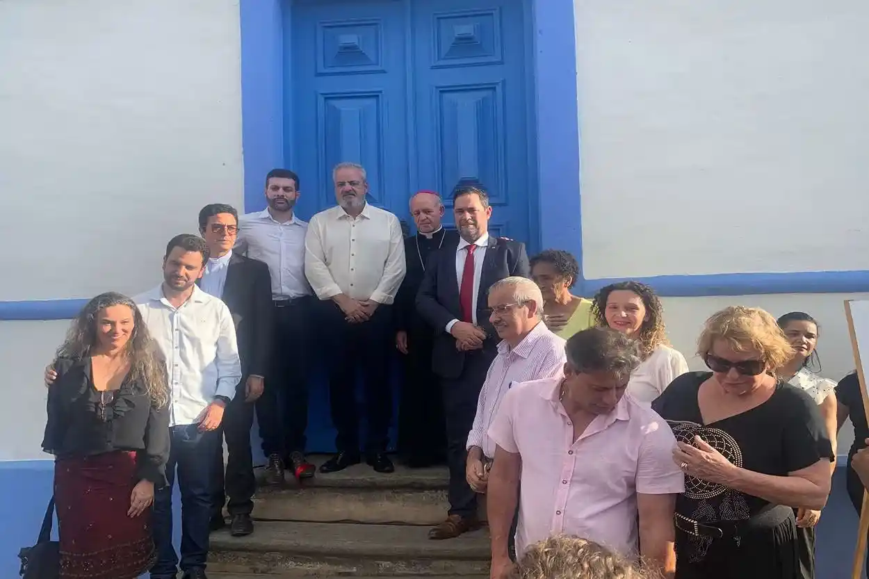 O Arcebispo Dom Airton José dos Santos, abençoou a Capela de Santo Antônio em sua reabertura