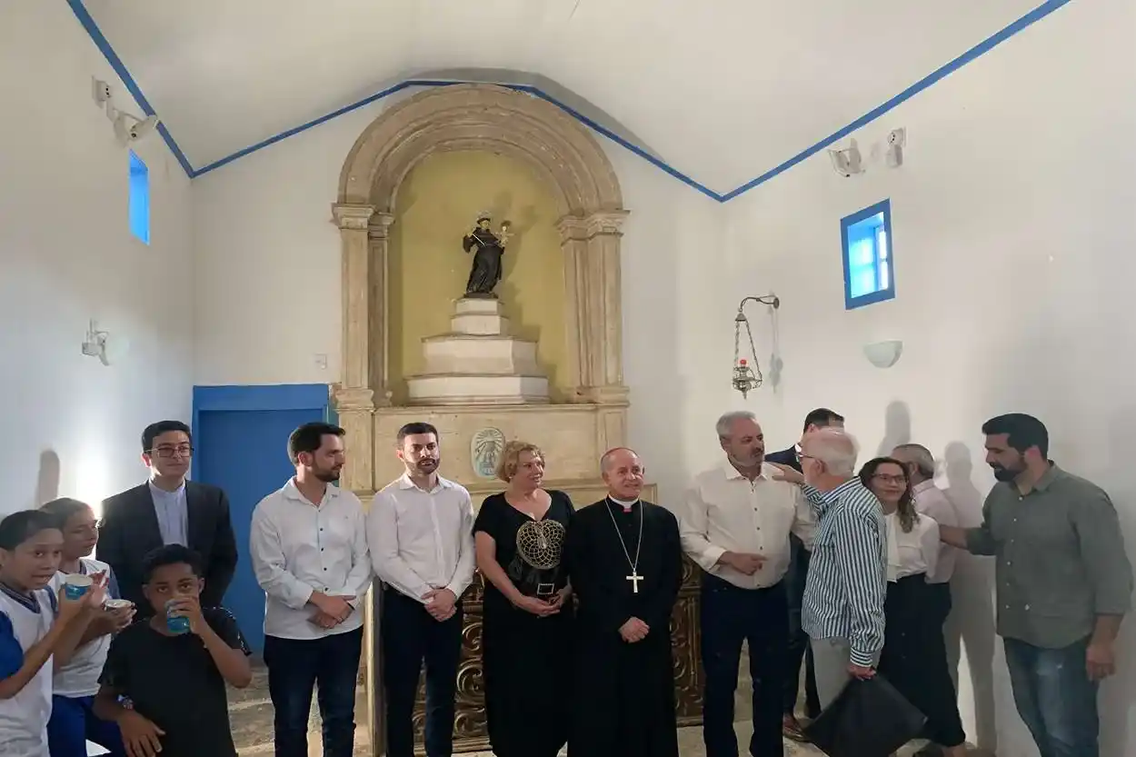 Ao final da cerimônia, autoridades e população presente tiveram a oportunidade de conhecer o resultado da restauração interna da Capela de Santo Antônio