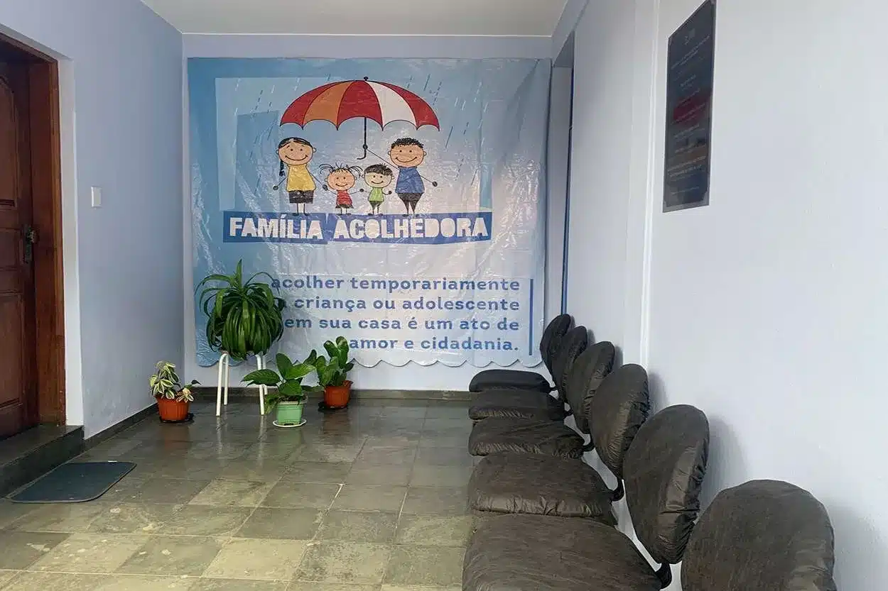 O prédio da Família Acolhedora está localizado em uma área central da cidade