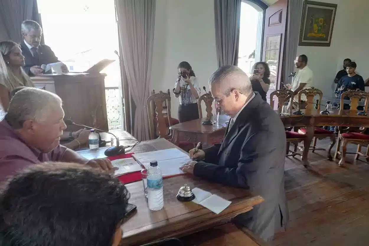 Marcelo Macedo assinou o termo de usa recondução, em reunião realizada no dia 04 de abril, encerrando o mandato da suplente Beth Cota