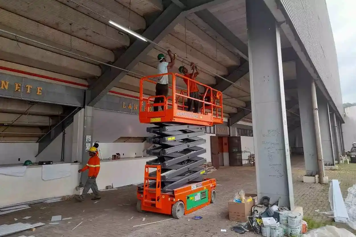 Área externa da Arena Mariana também recebe atenção para manutenção da iluminação, reforma dos sanitários, além de colocação de forro nas lanchonetes e instalação de malhas para evitar a entrada de pombos