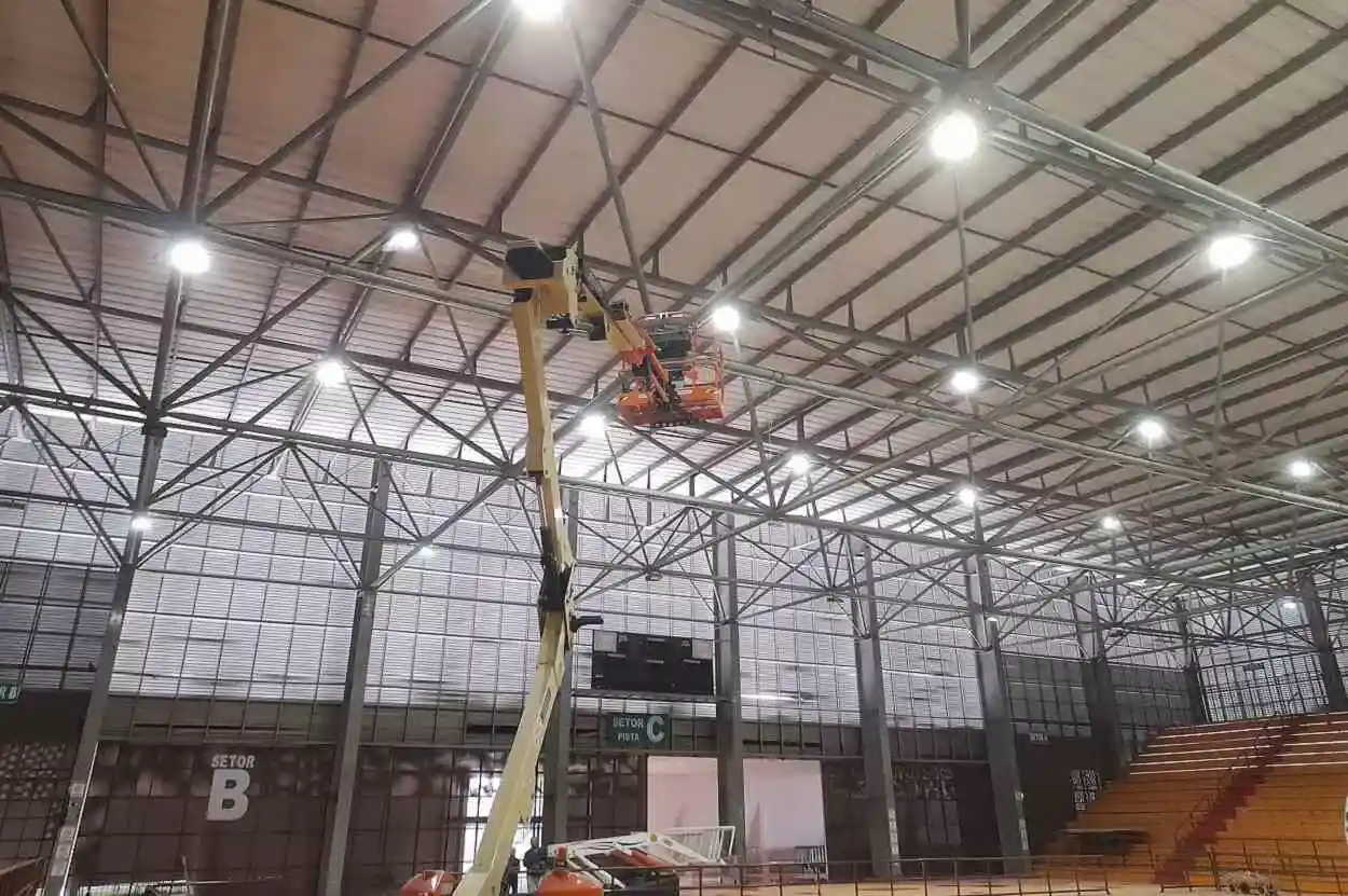 Toda a iluminação interna da Arena Mariana está sendo revisada ou trocada, para adequar às necessidades de uso, inclusive em termos das exigências para transmissão dos efeitos