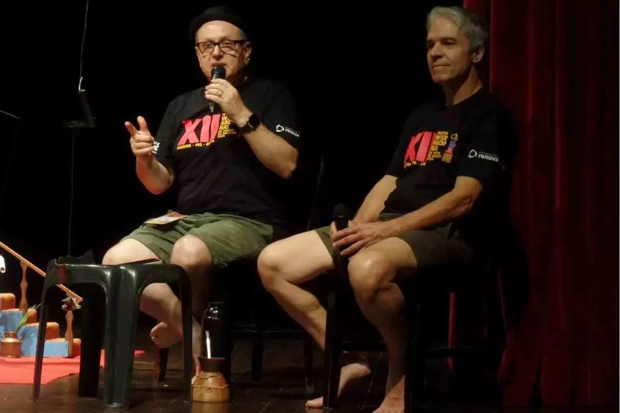 Catin Nardi (à esquerda) e Renato Coelho compartilhando memórias dos 30 anos do Teatro Navegante de Marionetes