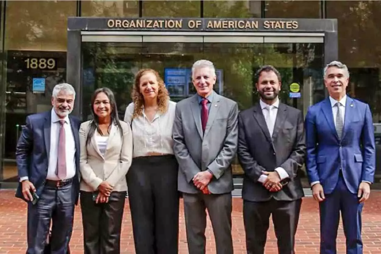 Mesmo antes da confirmação da audiência nos EUA, em articulação com democratas norte-americanos, esteve em Washington, entre 29 de abril e 2 de maio, a comitiva formada por Humberto Costa (PT-PE), Eliziane Gama (PSD-MA), Jandira Feghali (PCdoB-RJ), Rogério Correia (PT-MG), Pastor Henrique Vieira (PSOL-RJ) e Rafael Brito (MDB-AL)