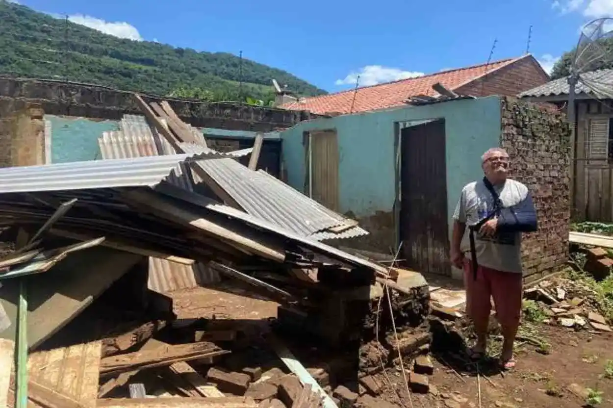 Euclides Ferreira e sua família estão distantes do sonho de reconstruir suas vidas em Muçum – Foto: Carla Ruas/Agência Pública