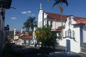 Vindas da França, as Filhas da Caridade de São Vicente de Paulo estabeleceram um marco na educação feminina em Minas Gerais