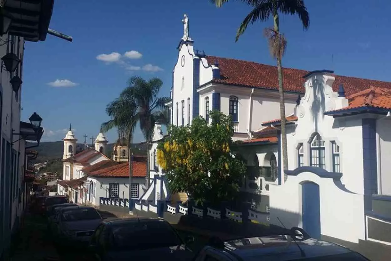 Vindas da França, as Filhas da Caridade de São Vicente de Paulo estabeleceram um marco na educação feminina em Minas Gerais