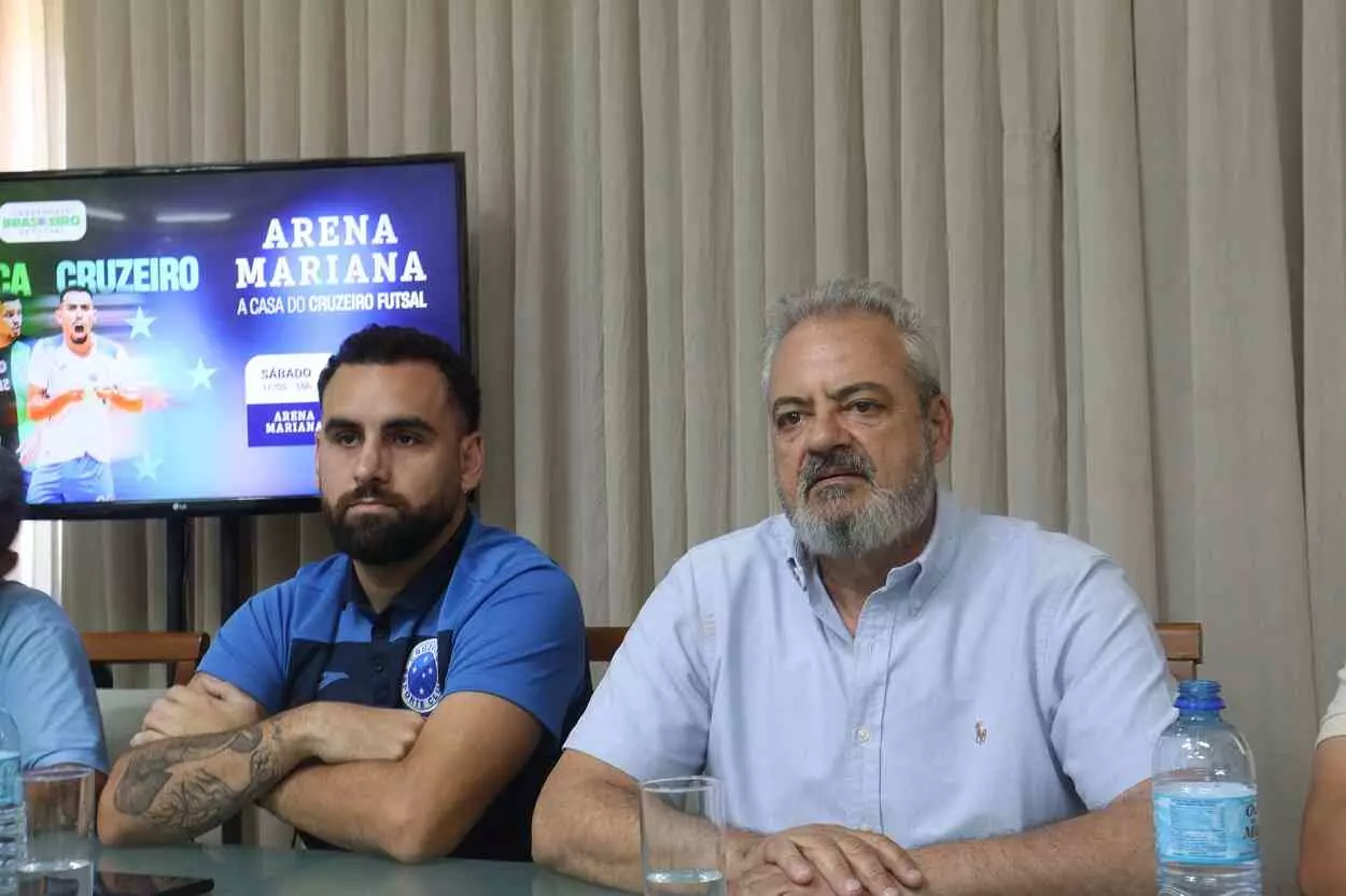 Lucas Motta (esquerda) e o prefeito Celso Cota responderam aos questionamentos dos repórteres locais a respeito da estreia do futsal em Mariana