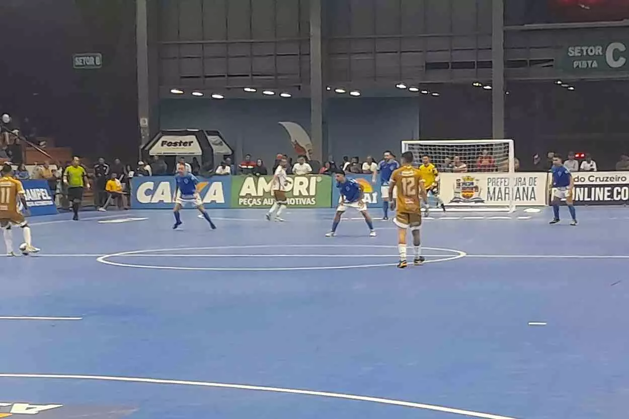 Ao fundo, de camisa branca, Thiaguinho exerceu a função de goleiro-linha, mas com muita movimentação, até conseguir o empate para o CRB/Traipu