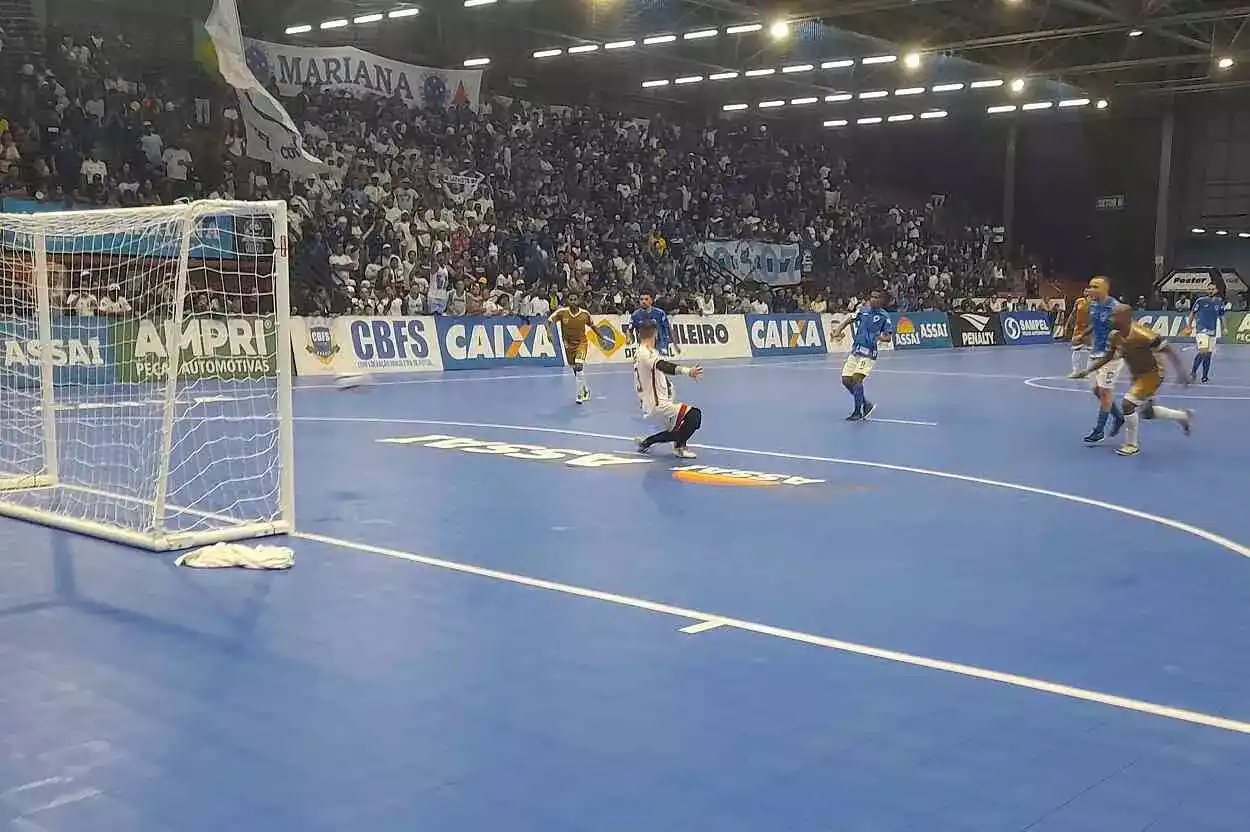 Substituindo o titular do CRB/Traipu, o goleiro reserva Andrei não conseguiu defender a cobrança de Berg, que colocou o Cruzeiro Futsal à frente no marcador, faltando apenas 3 minutos para o término da partida