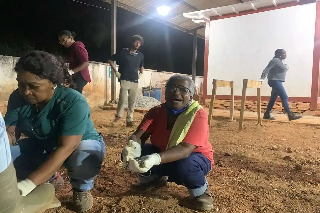 Elizabeth tem 78 anos e é a aluna mais velha do curso de pedreiras