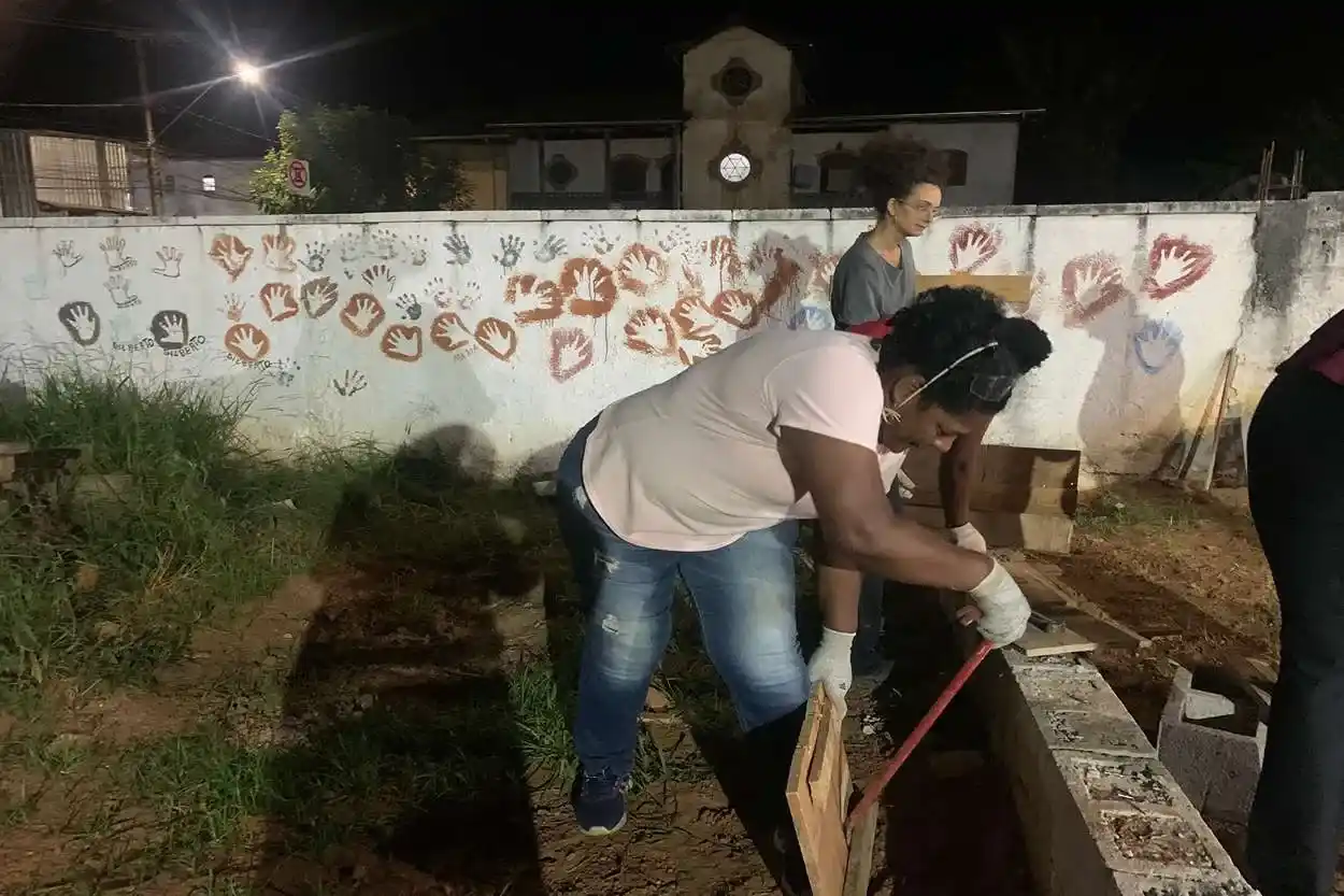 As alunas Sidilene (à frente) e Gabriele, em uma das aulas práticas do curso de pedreiras