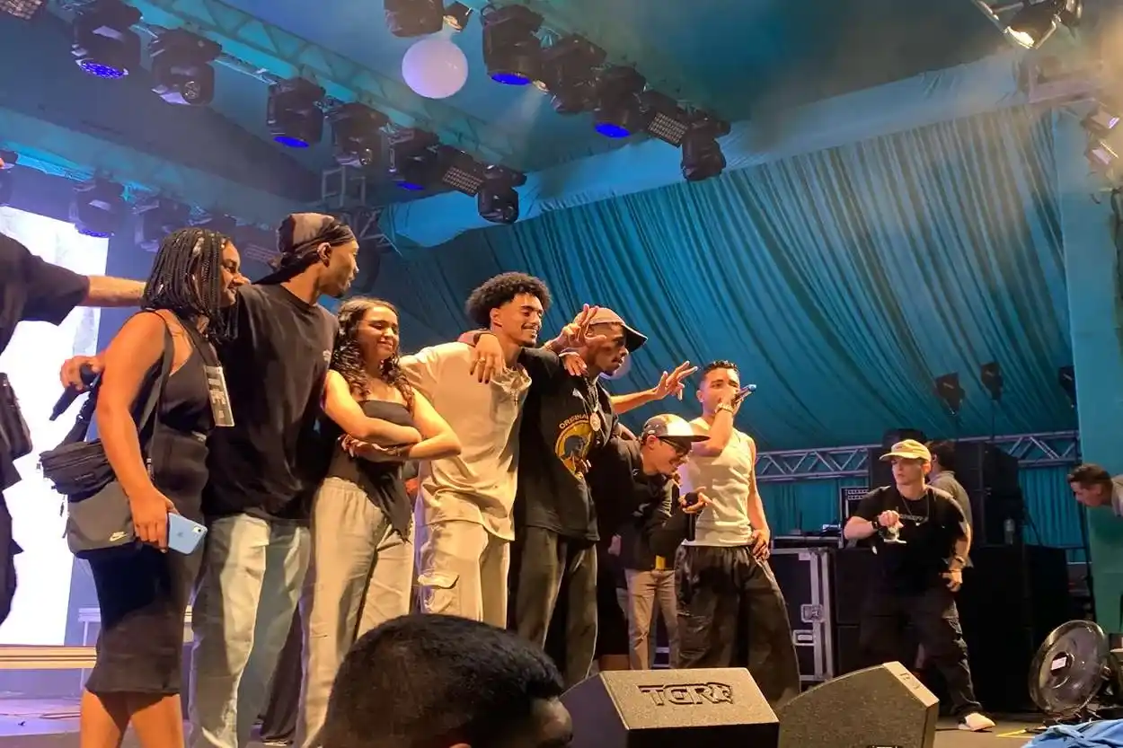 Não prevista na programação dos shows do Festival da Vida, representantes da Batalha das Gerais antecederam a apresentação de Xamã