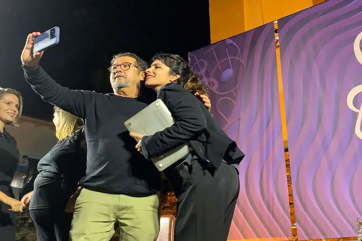 Maria Ribeiro também leu um de seus textos para a coluna Marie Claire durante a conversa