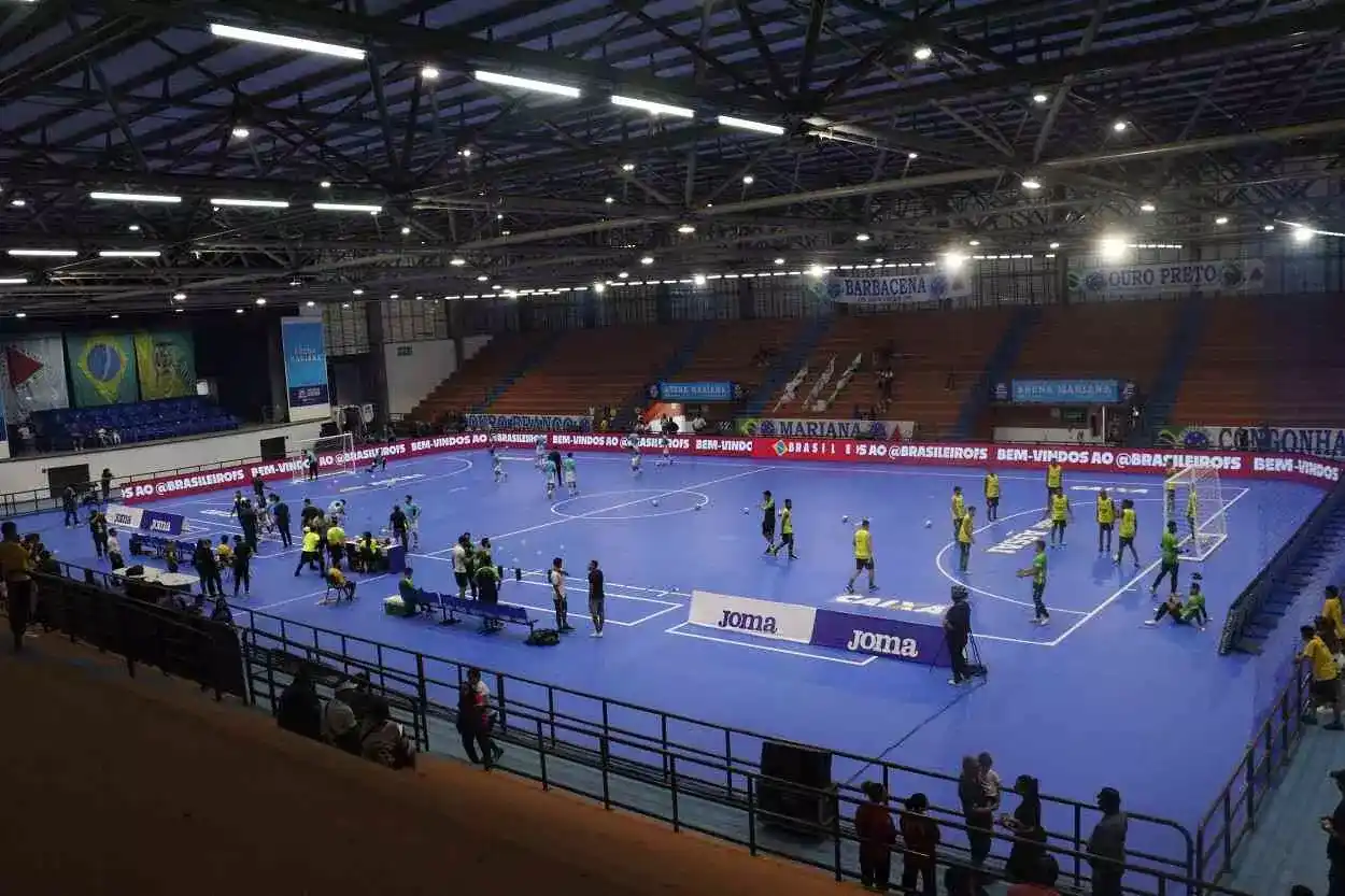 Vista geral da predominância da cor azul na reforma da Arena Mariana, durante o aquecimento dos atletas do Cruzeiro e do América