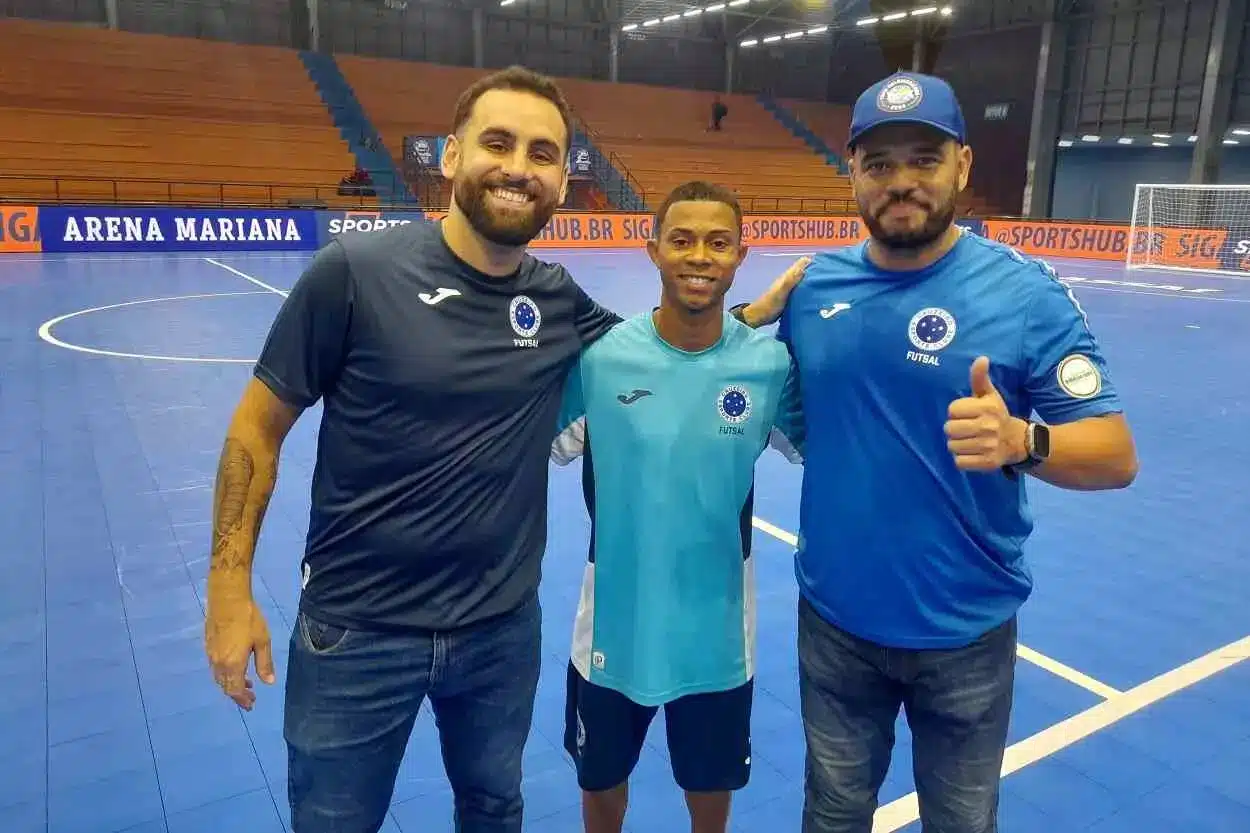 Entre Lucas Motta (à esquerda) e Gustavo Gomides, Vinícius Erick (Baratinha) já usa o uniforme do Cruzeiro Futsal