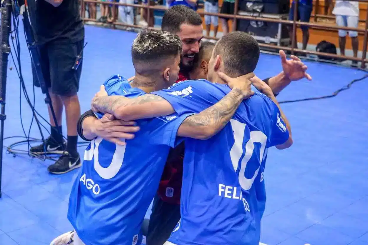 Comemoração dos atletas do Cruzeiro Futsal, após o gol de Felipe Beiço (10), que deu à equipe a vitória de virada sobre o América