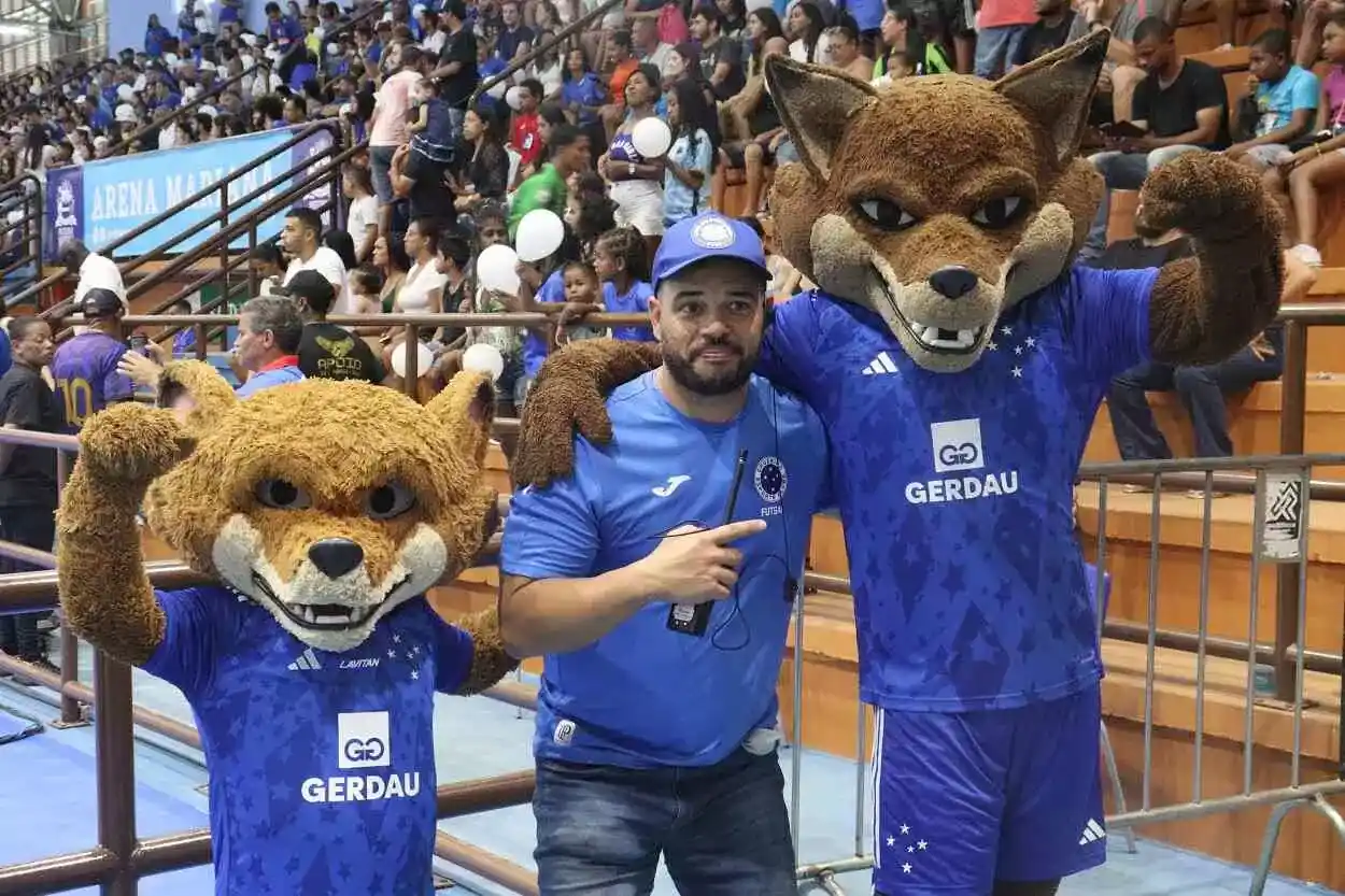 Mesmo preocupado com os detalhes do evento, Gustavo Gomides não resistiu ao convite para uma foto com as mascotes do Cruzeiro
