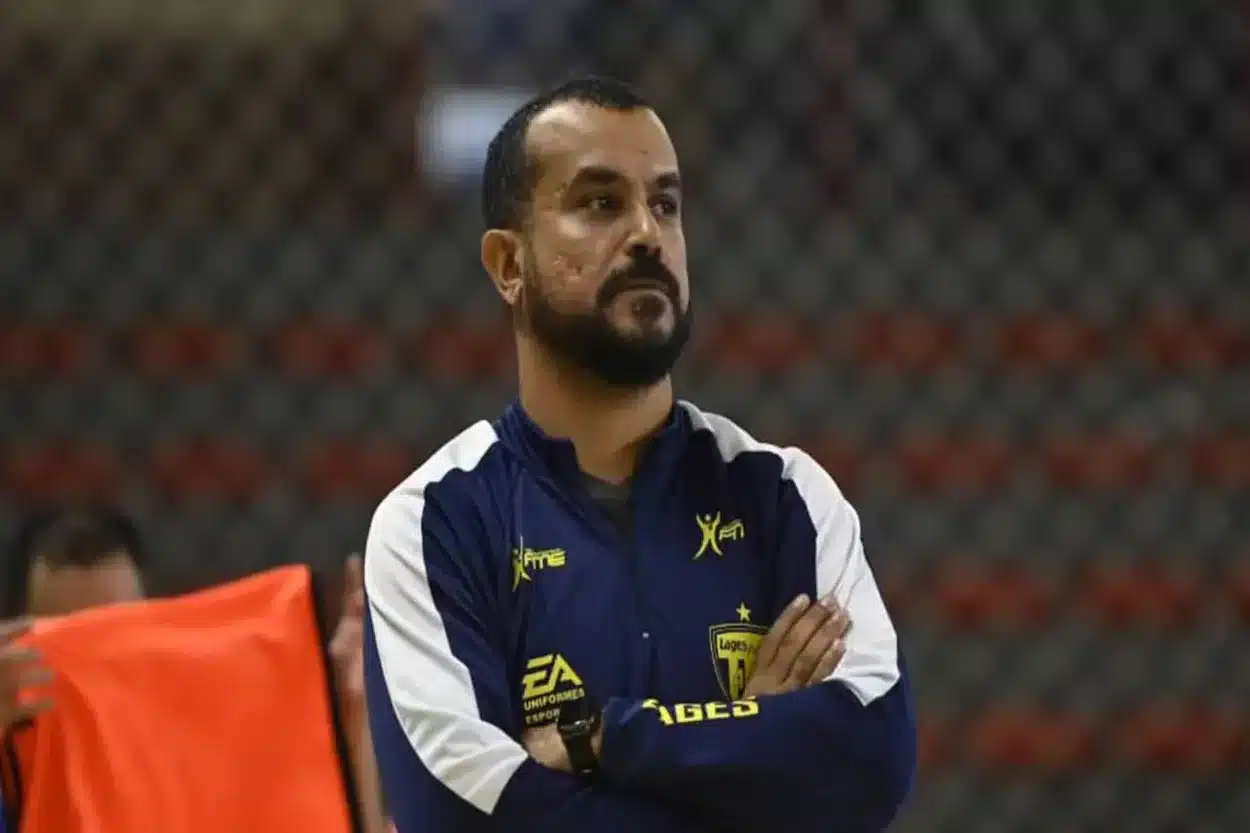 Depois de assistir, da arquibancada, a goleada do cruzeiro contra o Náutico, Henrique Biaggi fez sua estreia, na beirada quadra, contra o Sapezal (MT)