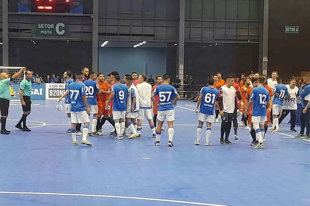 Jogadores e comissão técnica das duas equipes entram em forte discussão, imediatamente após o passo Fundo ter conseguido seu gol de empate