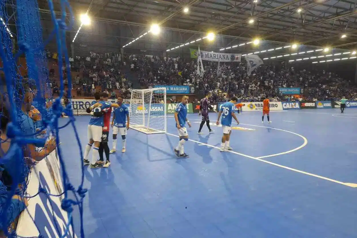 Nico e João Vitor se abraçam, comemorando o gol que decretou o primeiro empate do Cruzeiro no jogo