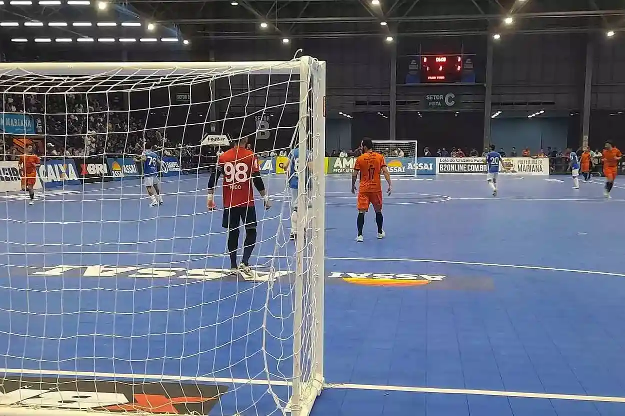 Com grande movimentação, o ala Pato (17) exigiu algumas defesas de Nico (98) e foi o autor do segundo gol do Passo Fundo