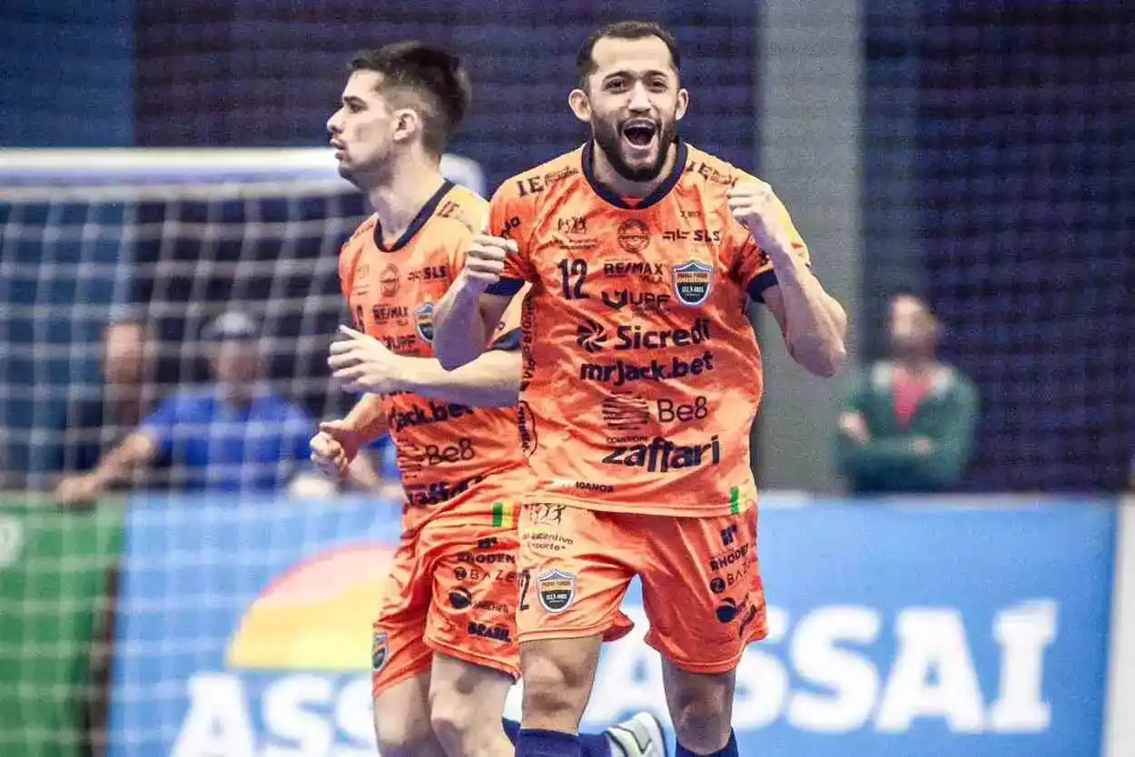 Com assistência de Viana (ao fundo), Samuka abriu o placar no primeiro tempo