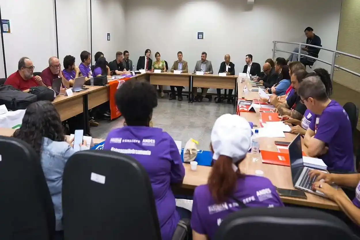 A última reunião entre governo e representantes do Andes-SN, Sinasefe e Fasubra, tendo como pauta a greve, aconteceu no anexo II do MEC - Foto: Eline Luz /Andes-SN
