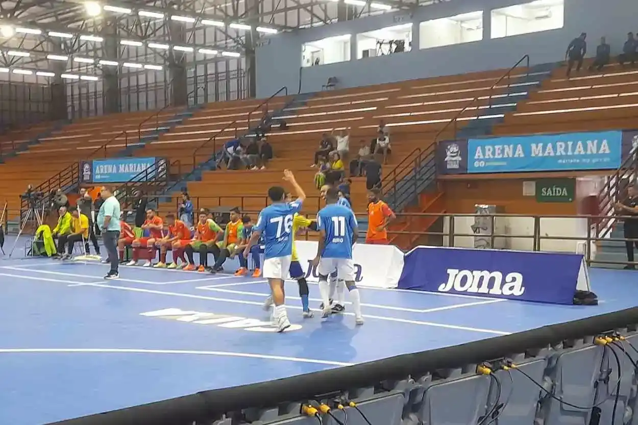 Com menos de 2 minutos, Berg (11), abre o placar e o caminho para a goleada do Cruzeiro