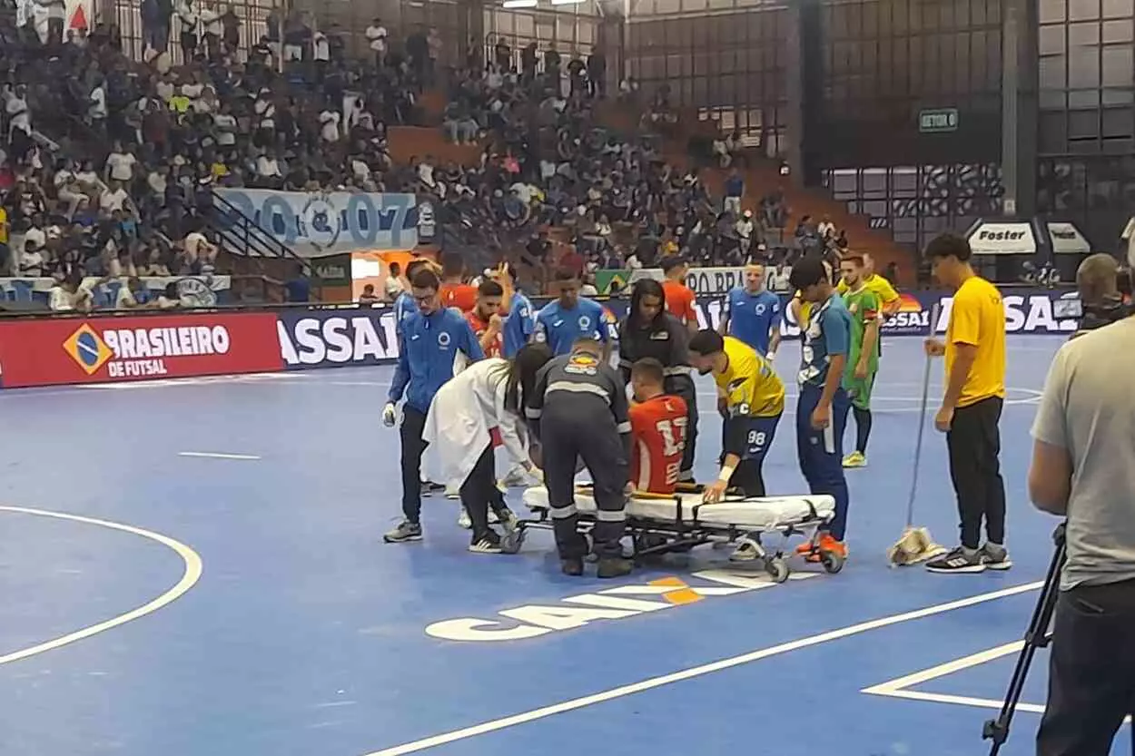 Atendido pela médica e por socorristas, Gabriel (13) fez exames que descartaram fratura ou ruptura de ligamentos em seu tornozelo esquerdo