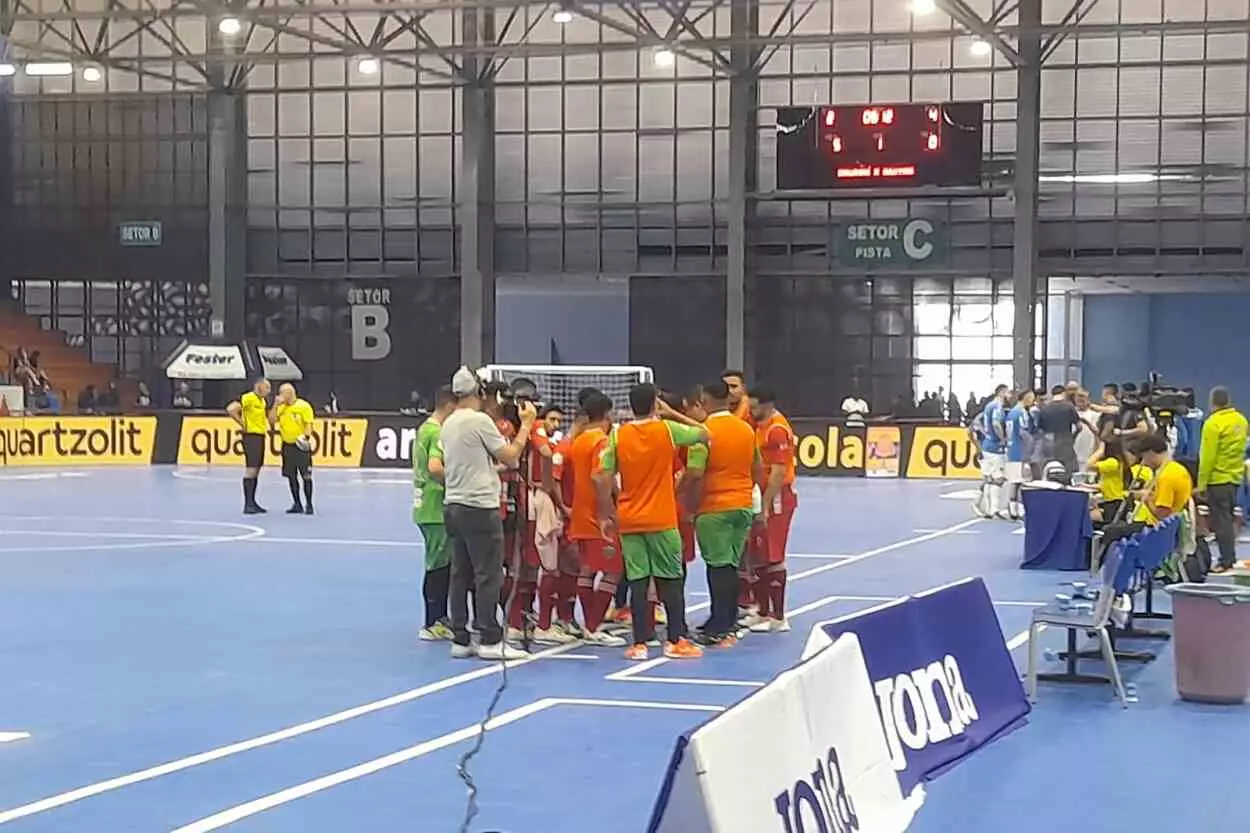 Com substituições, instruções à beira da quadra e no tempo técnico, Felipe Marques, técnico do Náutico, tentou, sem sucesso, corrigir o posicionamento de sua equipe para evitar a goleada do Cruzeiro