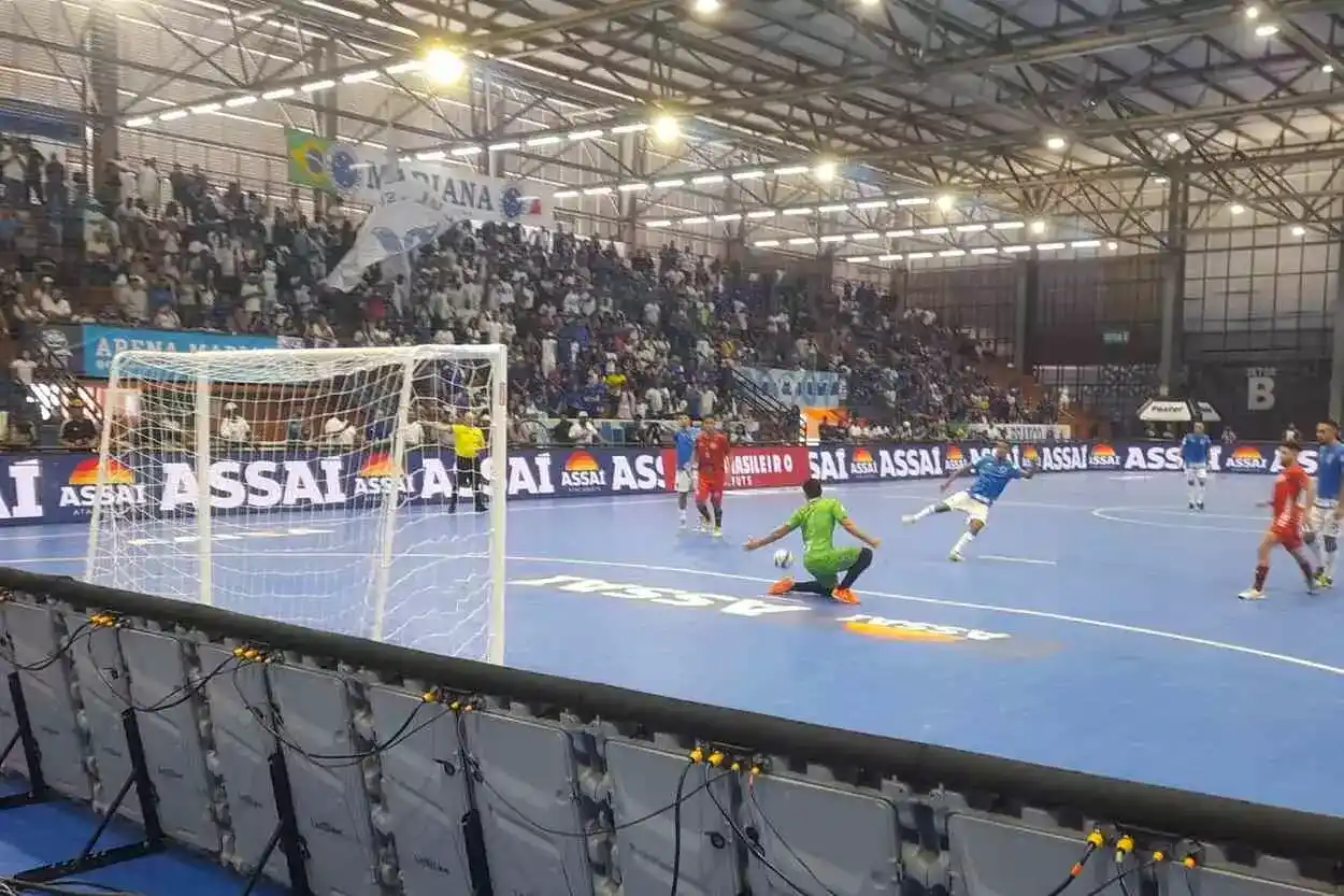 Igor, goleiro reserva do Náutico, consegue defender o tiro livre de 10m, cobrado por Berg, mas faz seu 2º gol na partida, encaminhando a goleada do Cruzeiro