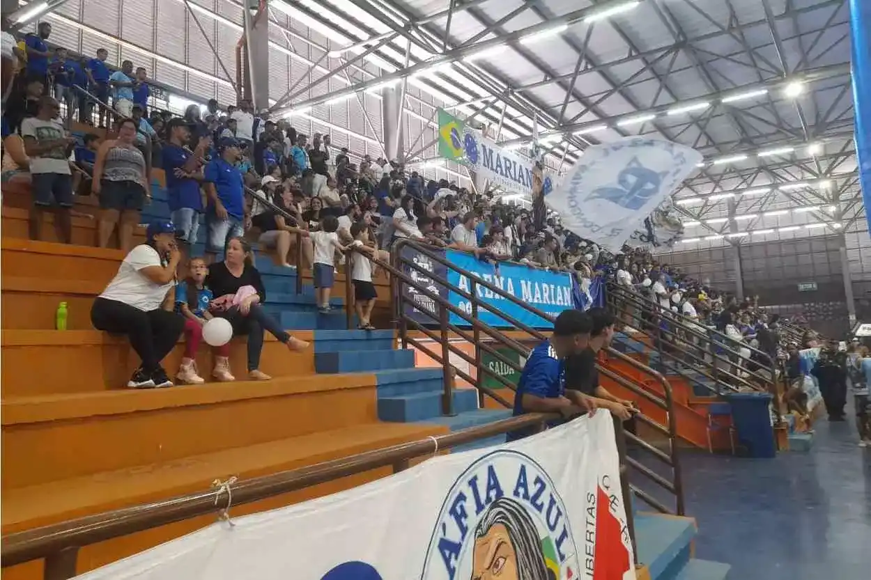 Como nas outras partidas na Arena Mariana, a torcida do Cruzeiro compareceu em bom número com representantes de organizadas de algumas cidades próximas para assistir à goleada do Cruzeiro