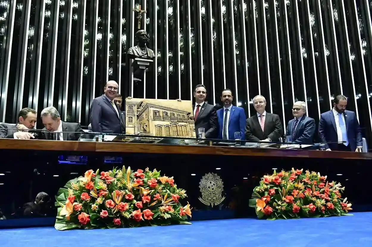 Esculpida pelo artista marianense César Guimarães, a obra entregue ao presidente do TJMG retrata o casarão onde, em 1874, foi instalado o Tribunal da Relação, em Ouro Preto