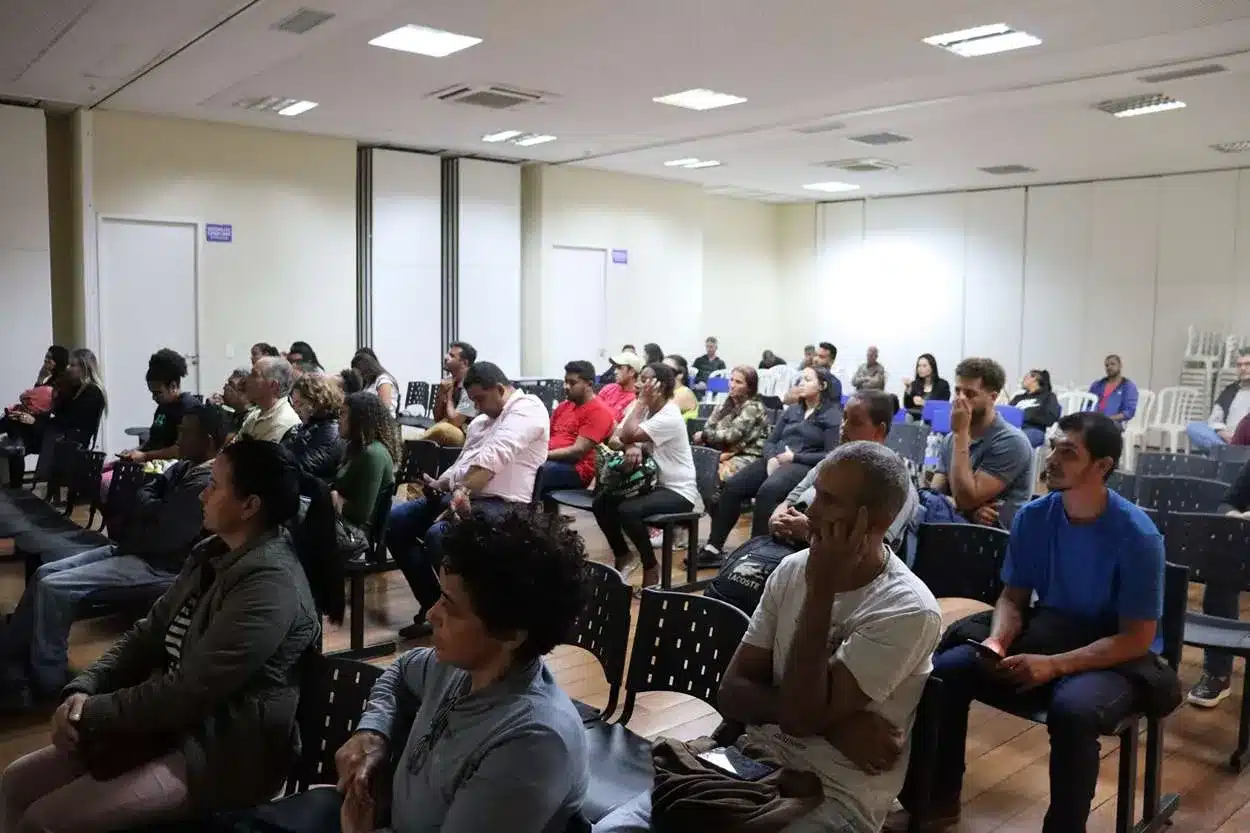 Moradores de áreas diversas contempladas pela REURB participaram da reunião.