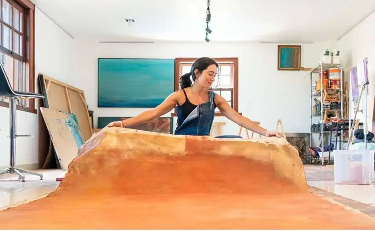 Artista mineira cria tintas a partir dos rejeitos de mineração