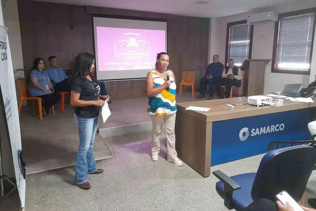 Representantes do Clube de Mães da Colina, apresentando a atuação, projetos e demandas da entidade às empresas participantes do "Café Social"