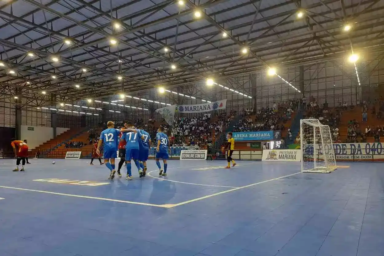 Tanque (17) comemora com os companheiros, o primeiro gol do Cruzeiro no amistoso do Dia de Minas